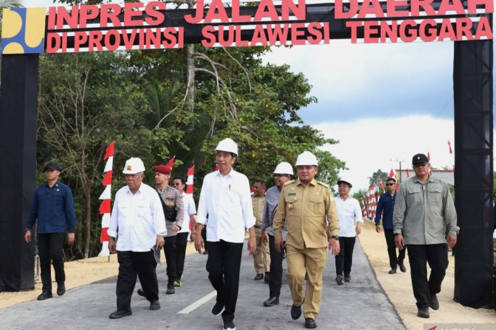 Jokowi meresmikan pelaksanaan Inpres jalan daerah di Kabupaten Muna Barat