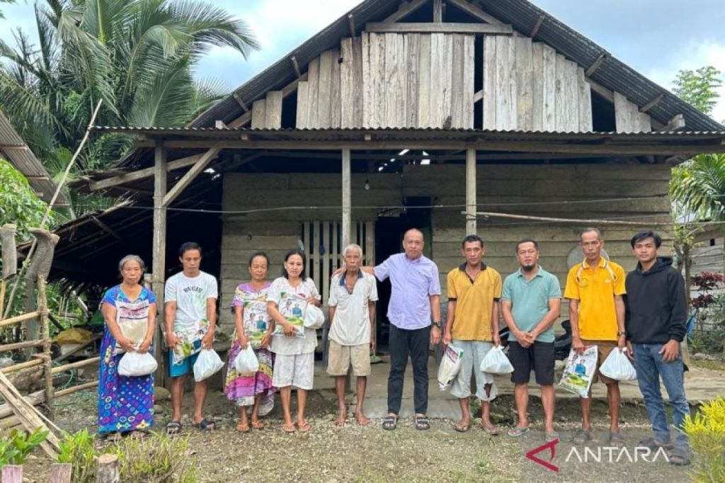Pemda Koltimsalurkan bantuan untuk korban banjir di Desa Amololu